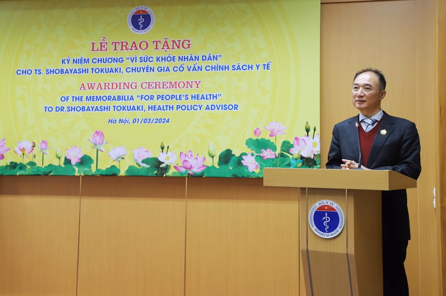 Tiến sĩ Shobayashi phát biểu tại buổi lễ.