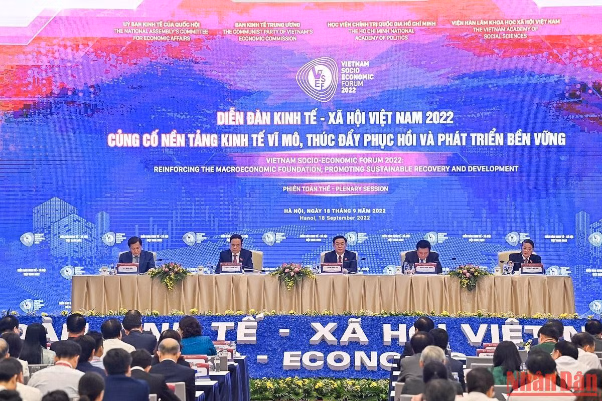Quang cảnh Phiên toàn thể Diễn đàn kinh tế-xã hội Việt Nam 2022.