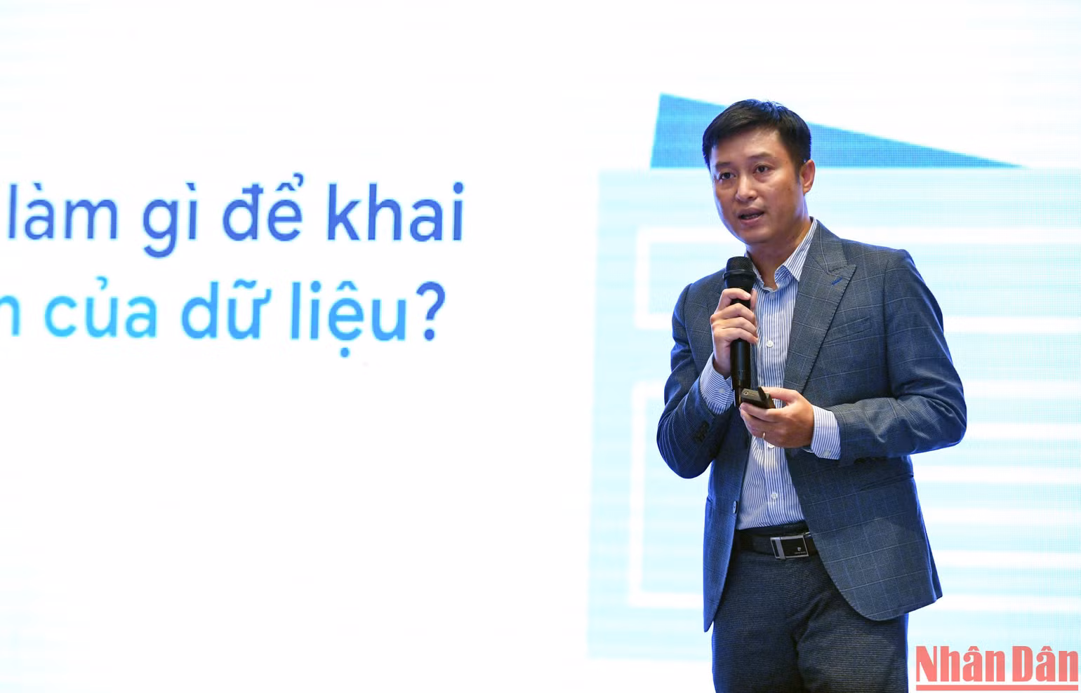 Nhà báo Nguyễn Hoàng Nhật, Phó Tổng Biên tập Báo điện tử VietnamPlus nhấn mạnh tầm quan trọng của dữ liệu đối với các cơ quan báo chí. Nhà báo Nguyễn Hoàng Nhật, Phó Tổng Biên tập Báo điện tử VietnamPlus nhấn mạnh tầm quan trọng của dữ liệu đối với các cơ quan báo chí.