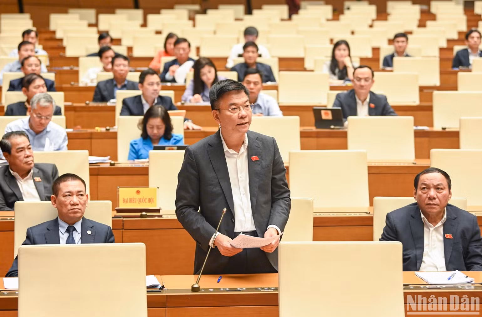 Bộ trưởng Tư pháp Lê Thành Long tham gia giải trình, làm rõ vấn đề đại biểu Quốc hội nêu. (Ảnh: DUY LINH) Bộ trưởng Tư pháp Lê Thành Long tham gia giải trình, làm rõ vấn đề đại biểu Quốc hội nêu. (Ảnh: DUY LINH)