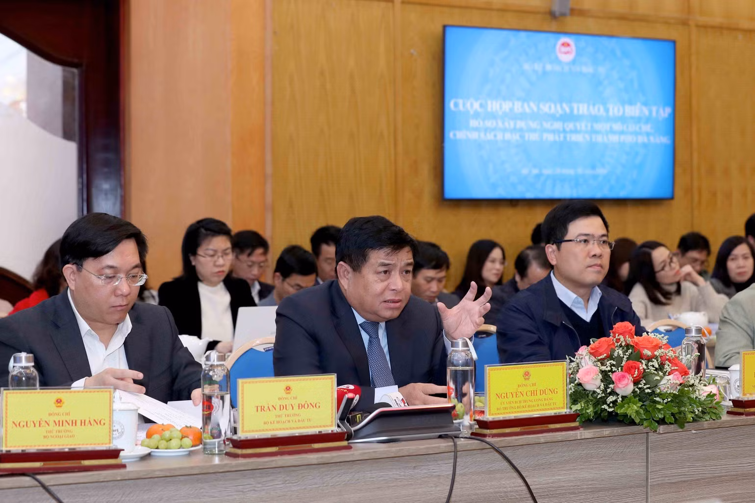 Bộ trưởng Kế hoạch và Đầu tư Nguyễn Chí Dũng gợi mở một số vấn đề tại cuộc họp. Bộ trưởng Kế hoạch và Đầu tư Nguyễn Chí Dũng gợi mở một số vấn đề tại cuộc họp.