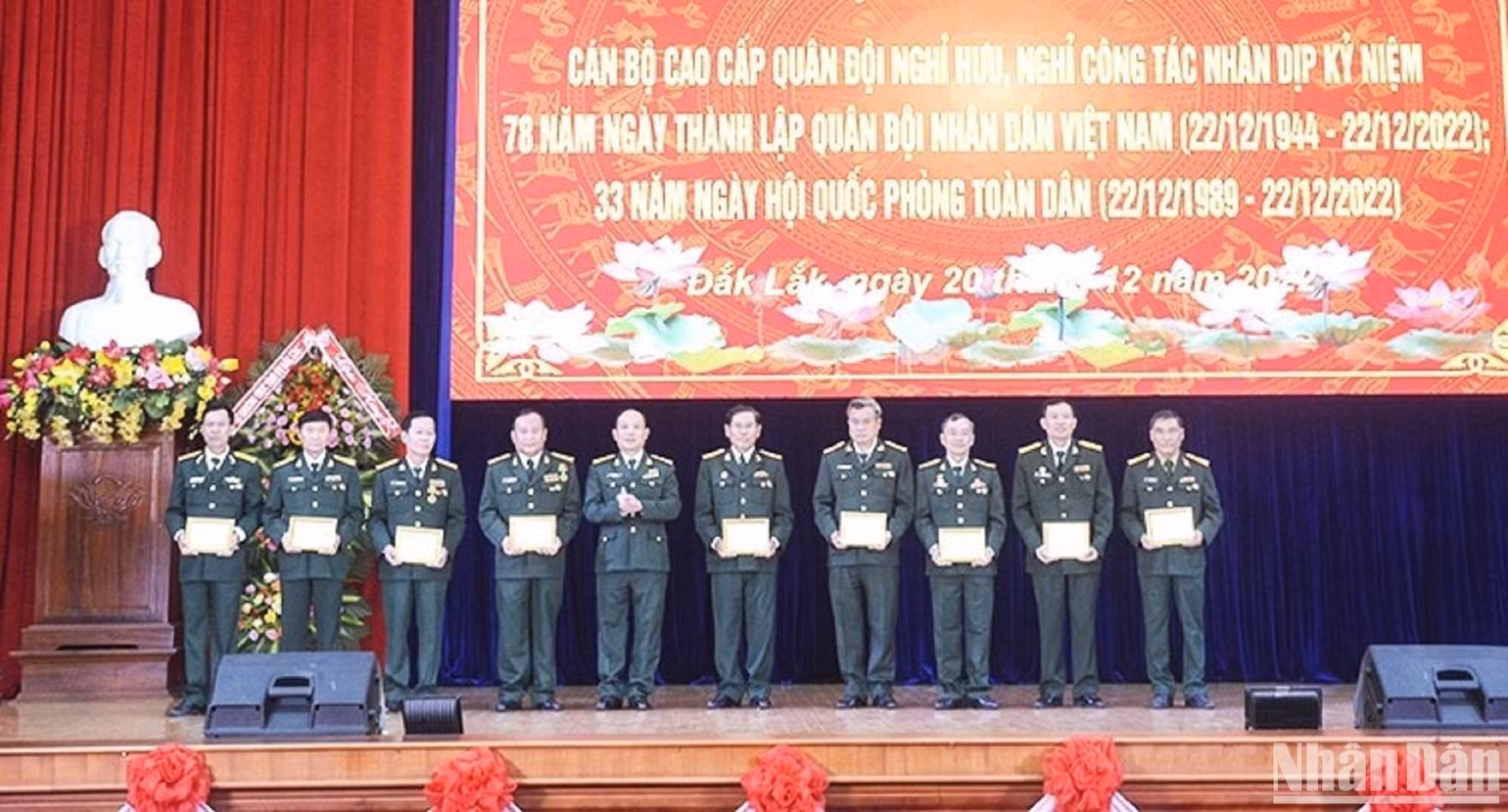 Đại diện lãnh đạo Bộ Chỉ huy quân sự tỉnh Đắk Lắk trao Kỷ niệm chương “Vì sự nghiệp xây dựng Quân đội nhân dân Việt Nam” cho các đồng chí nguyên là cán bộ cao cấp thuộc Bộ Chỉ huy quân sự tỉnh Đắk Lắk.