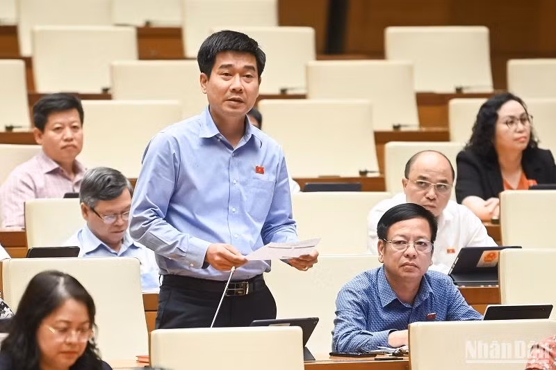 Đại biểu Lê Thanh Hoàn (đoàn Thanh Hóa) nêu câu hỏi chất vấn. (Ảnh: DUY LINH) Đại biểu Lê Thanh Hoàn (đoàn Thanh Hóa) nêu câu hỏi chất vấn. (Ảnh: DUY LINH)
