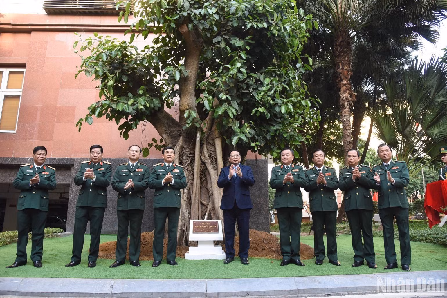 Thủ tướng và lãnh đạo Bộ Quốc phòng trồng cây lưu niệm. (Ảnh: TRẦN HẢI) Thủ tướng và lãnh đạo Bộ Quốc phòng trồng cây lưu niệm. (Ảnh: TRẦN HẢI)