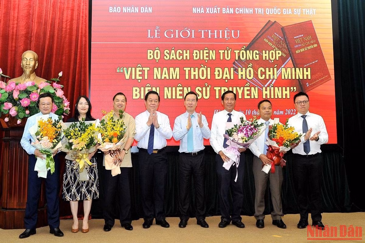Thường trực Ban Bí thư Võ Văn Thưởng, Trưởng Ban Tuyên giáo Trung ương Nguyễn Trọng Nghĩa, Tổng Biên tập Báo Nhân Dân Lê Quốc Minh tặng hoa cho đại diện Ban biên soạn bộ sách. (Ảnh: ĐĂNG KHOA) Thường trực Ban Bí thư Võ Văn Thưởng, Trưởng Ban Tuyên giáo Trung ương Nguyễn Trọng Nghĩa, Tổng Biên tập Báo Nhân Dân Lê Quốc Minh tặng hoa cho đại diện Ban biên soạn bộ sách. (Ảnh: ĐĂNG KHOA)