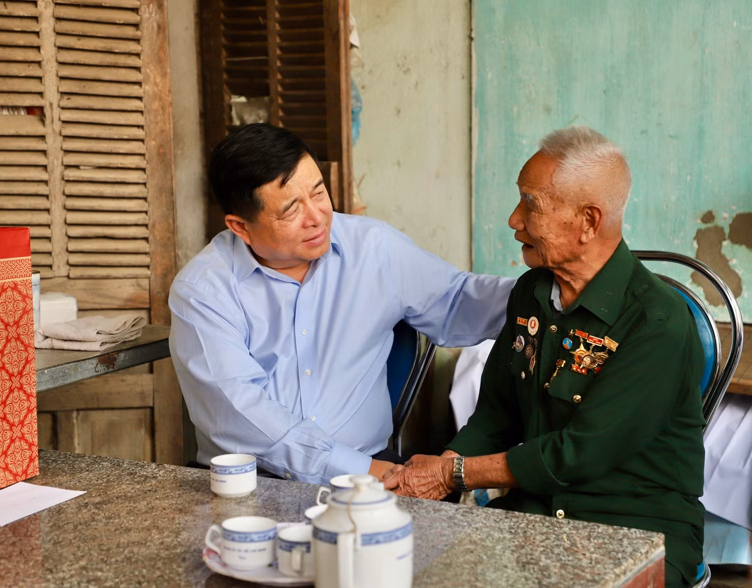 Bộ trưởng Nguyễn Chí Dũng ân cần thăm hỏi, tặng quà các cựu chiến binh từng trực tiếp tham gia Chiến dịch Điện Biên Phủ. Bộ trưởng Nguyễn Chí Dũng ân cần thăm hỏi, tặng quà các cựu chiến binh từng trực tiếp tham gia Chiến dịch Điện Biên Phủ.