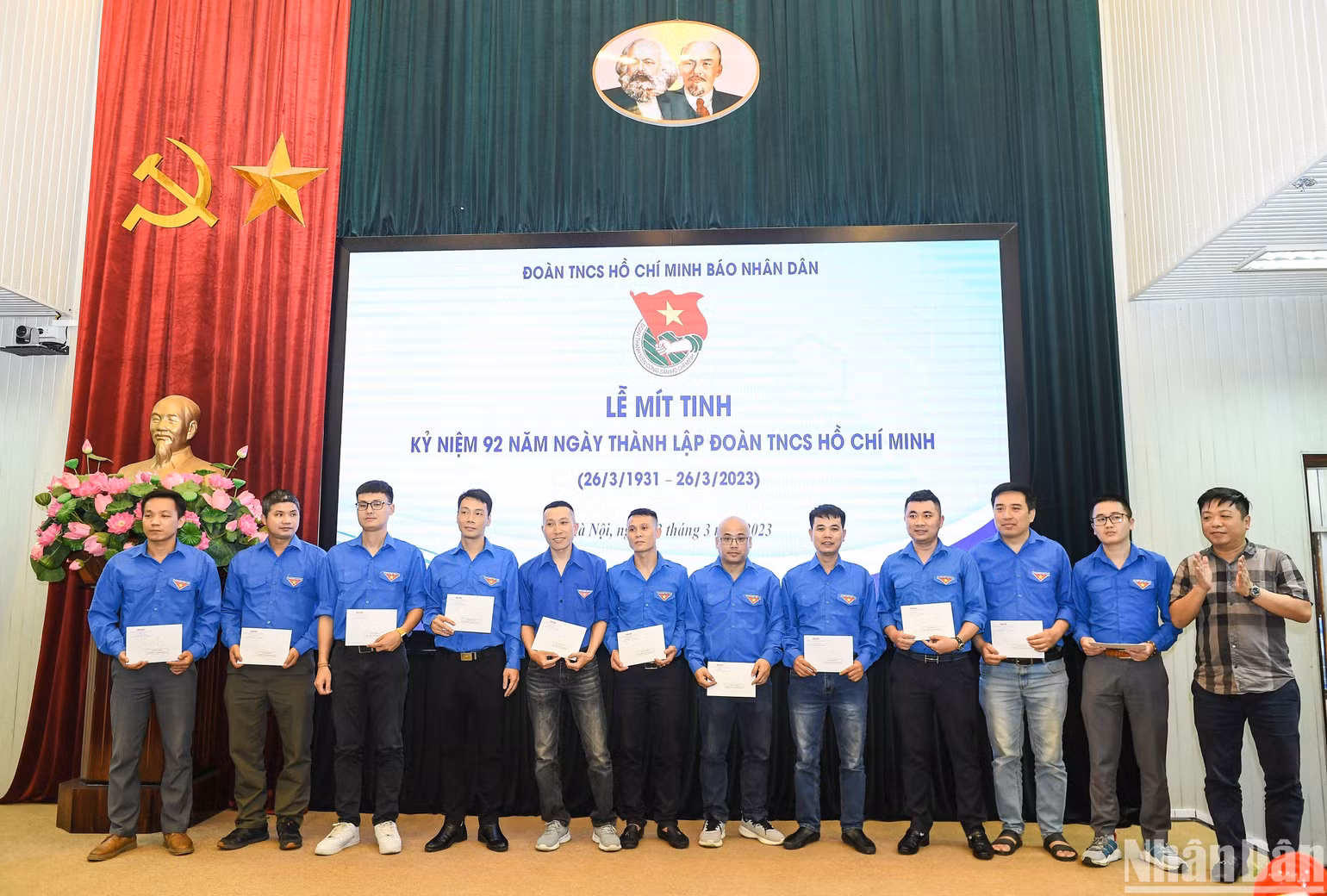 Phó Tổng Biên tập, Phó Bí thư Đảng ủy Báo Nhân Dân Quế Đình Nguyên trao quyết định và quà tặng các đồng chí trưởng thành Đoàn. (Ảnh: THÀNH ĐẠT) Phó Tổng Biên tập, Phó Bí thư Đảng ủy Báo Nhân Dân Quế Đình Nguyên trao quyết định và quà tặng các đồng chí trưởng thành Đoàn. (Ảnh: THÀNH ĐẠT)