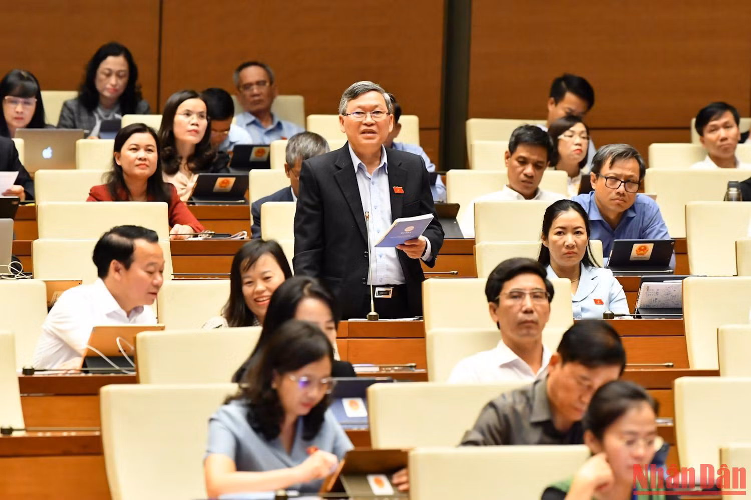 Đại biểu Tô Văn Tám (đoàn Kon Tum) phát biểu tranh luận tại phiên họp. Ảnh: THỦY NGUYÊN