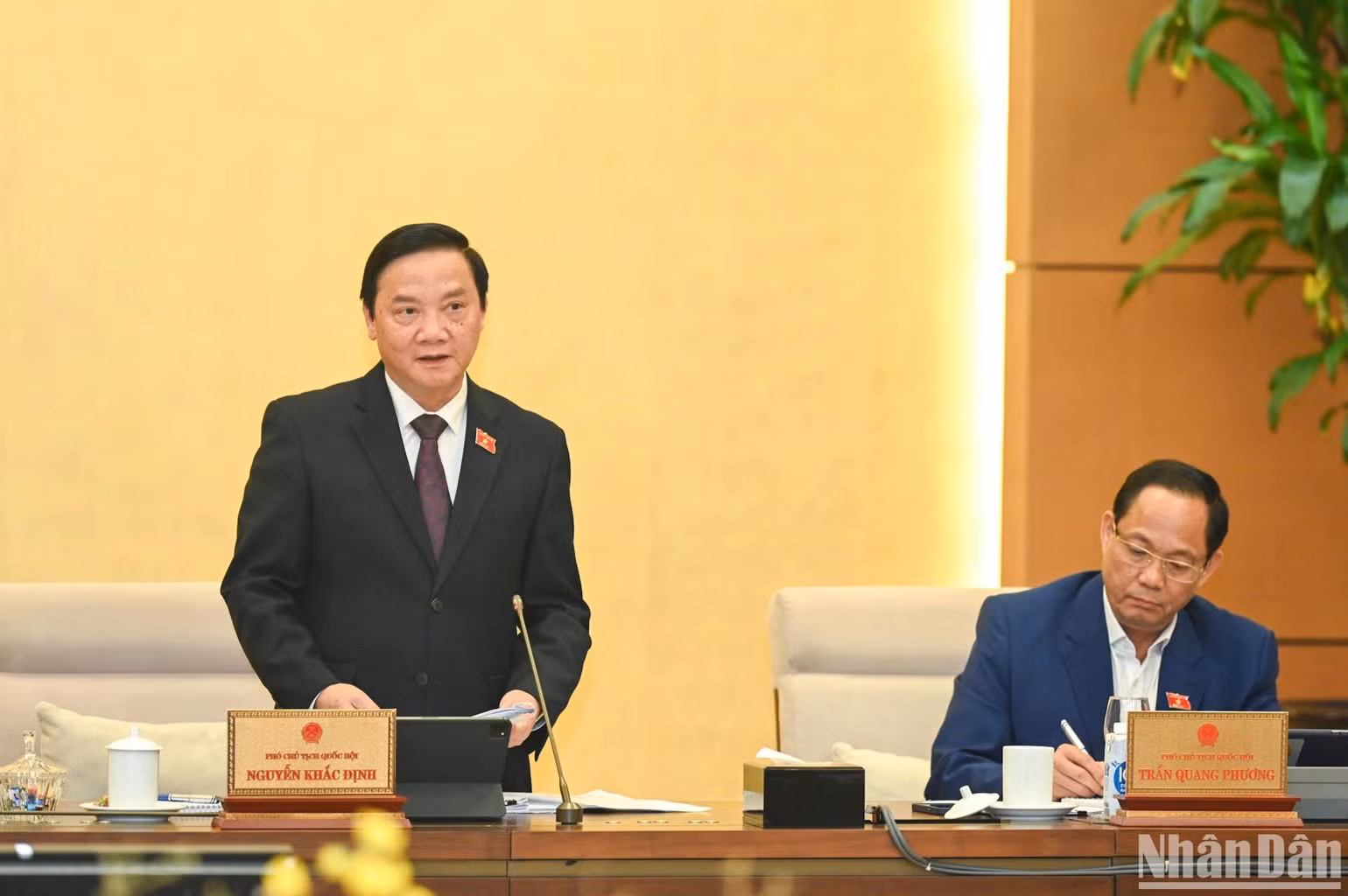 Phó Chủ tịch Quốc hội Nguyễn Khắc Định điều hành nội dung thảo luận tại phiên họp. (Ảnh: DUY LINH)