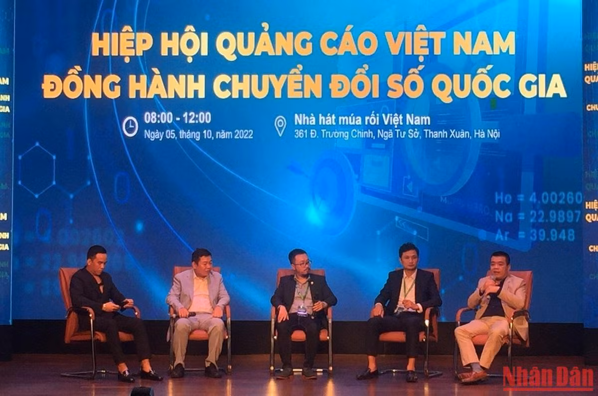 Quang cảnh phiên tọa đàm. Quang cảnh phiên tọa đàm.