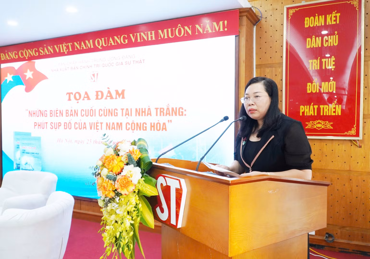 Phó Giám đốc - Phó Tổng Biên tập Nhà Xuất bản Chính trị quốc gia Sự thật Phạm Thị Thinh. Phó Giám đốc - Phó Tổng Biên tập Nhà Xuất bản Chính trị quốc gia Sự thật Phạm Thị Thinh.