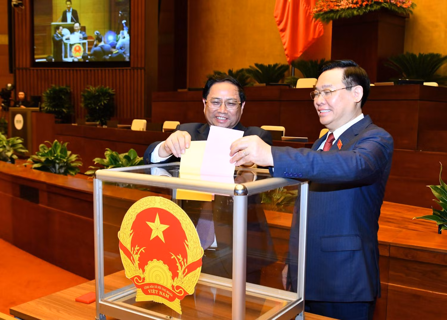 Các đồng chí lãnh đạo Đảng, Nhà nước bỏ phiếu bầu Tổng Kiểm toán Nhà nước nhiệm kỳ 2021-2026; phê chuẩn bổ nhiệm nhân sự Bộ trưởng Y tế nhiệm và Bộ trưởng Giao thông vận tải nhiệm kỳ 2021-2026. (Ảnh: THỦY NGUYÊN)