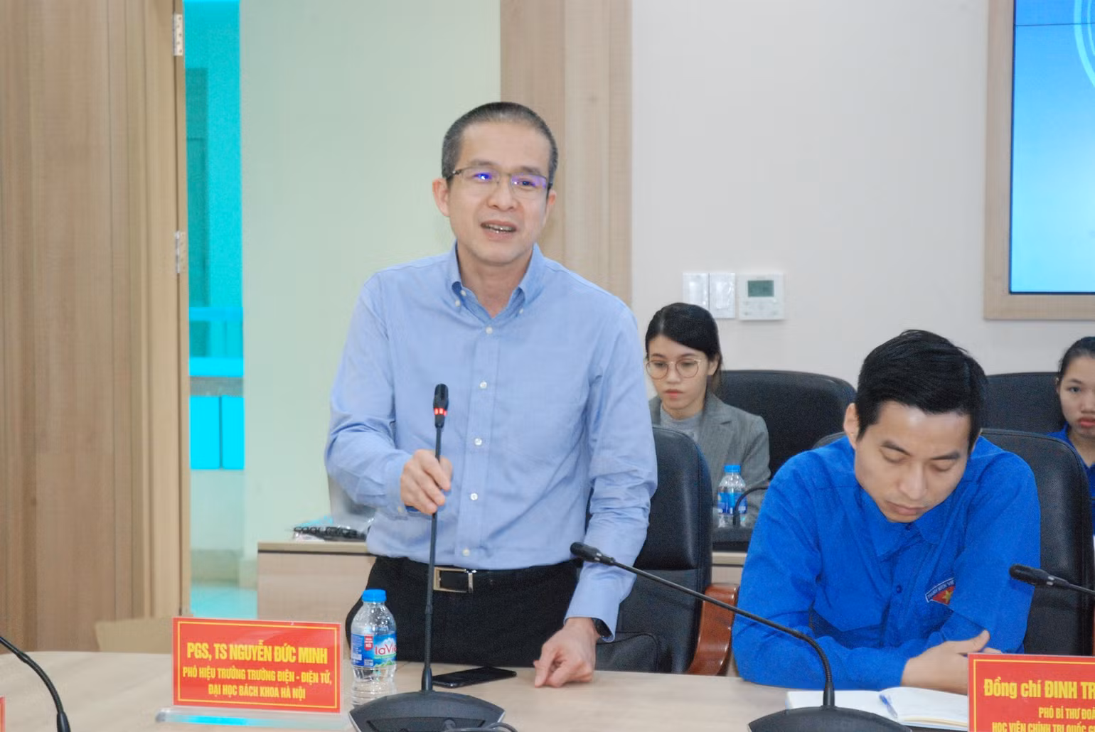 PGS, TS Nguyễn Đức Minh, Phó Hiệu trưởng Trường Điện-Điện tử, Đại học Bách khoa Hà Nội, chia sẻ tại tọa đàm. (Ảnh: VĂN TOẢN) PGS, TS Nguyễn Đức Minh, Phó Hiệu trưởng Trường Điện-Điện tử, Đại học Bách khoa Hà Nội, chia sẻ tại tọa đàm. (Ảnh: VĂN TOẢN)