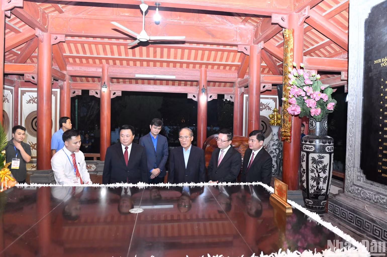 Các đồng chí lãnh đạo, nguyên lãnh đạo Đảng, Nhà nước nghe giới thiệu về Khu di tích lịch sử Quốc gia Truông Bồn và Nhà tưởng niệm các anh hùng liệt sĩ đã anh dũng hy sinh trên cung đường Truông Bồn huyền thoại.