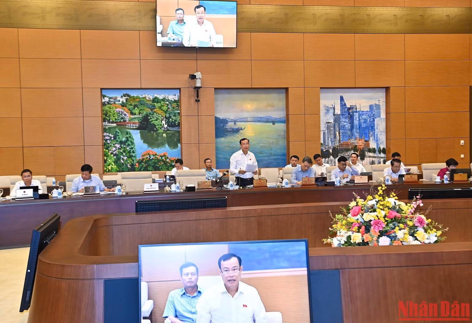 Chủ nhiệm Ủy ban Quốc phòng và An ninh của Quốc hội Lê Tấn Tới trình bày báo cáo thẩm tra. (Ảnh: DUY LINH) Chủ nhiệm Ủy ban Quốc phòng và An ninh của Quốc hội Lê Tấn Tới trình bày báo cáo thẩm tra. (Ảnh: DUY LINH)