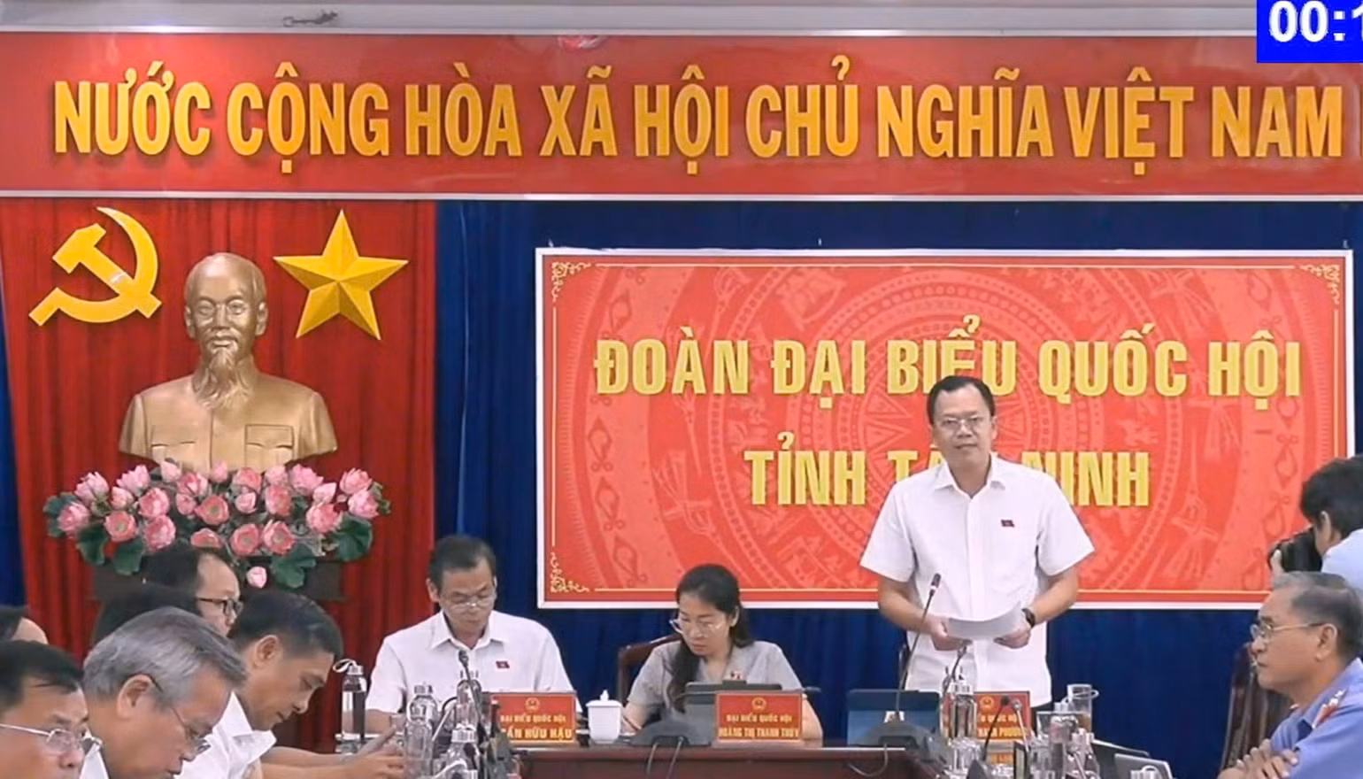 Đại biểu Huỳnh Thanh Phương (đoàn Tây Ninh) đặt câu hỏi chất vấn Bộ trưởng Công thương Nguyễn Hồng Diên. Đại biểu Huỳnh Thanh Phương (đoàn Tây Ninh) đặt câu hỏi chất vấn Bộ trưởng Công thương Nguyễn Hồng Diên.