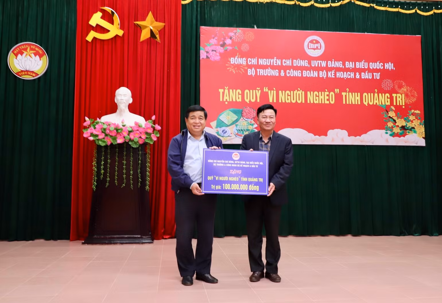 Bộ trưởng Nguyễn Chí Dũng tặng “Quỹ vì người nghèo” của tỉnh Quảng Trị 100 triệu đồng.