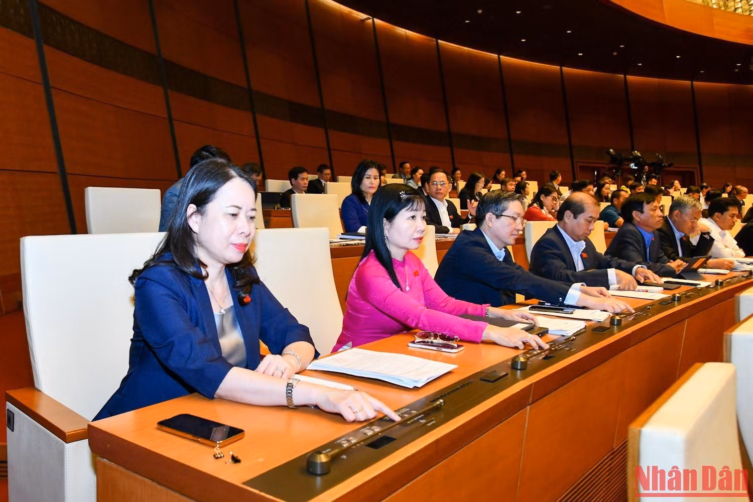 Các đại biểu Quốc hội biểu quyết thông qua Nghị quyết về việc miễn nhiệm Tổng Kiểm toán Nhà nước nhiệm kỳ 2021-2026. (Ảnh: THỦY NGUYÊN) Các đại biểu Quốc hội biểu quyết thông qua Nghị quyết về việc miễn nhiệm Tổng Kiểm toán Nhà nước nhiệm kỳ 2021-2026. (Ảnh: THỦY NGUYÊN)