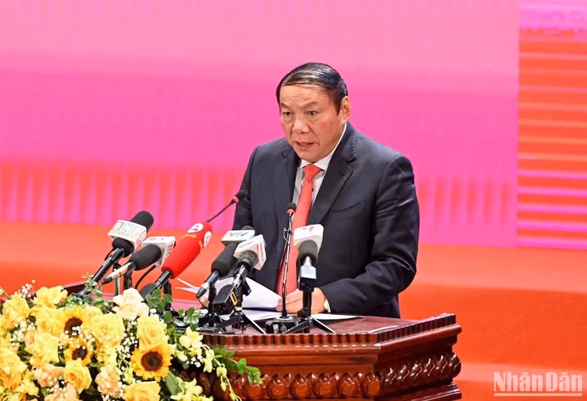 Bộ trưởng Văn hóa, Thể thao và Du lịch Nguyễn Văn Hùng phát biểu trong Phiên toàn thể. (Ảnh: DUY LINH) Bộ trưởng Văn hóa, Thể thao và Du lịch Nguyễn Văn Hùng phát biểu trong Phiên toàn thể. (Ảnh: DUY LINH)