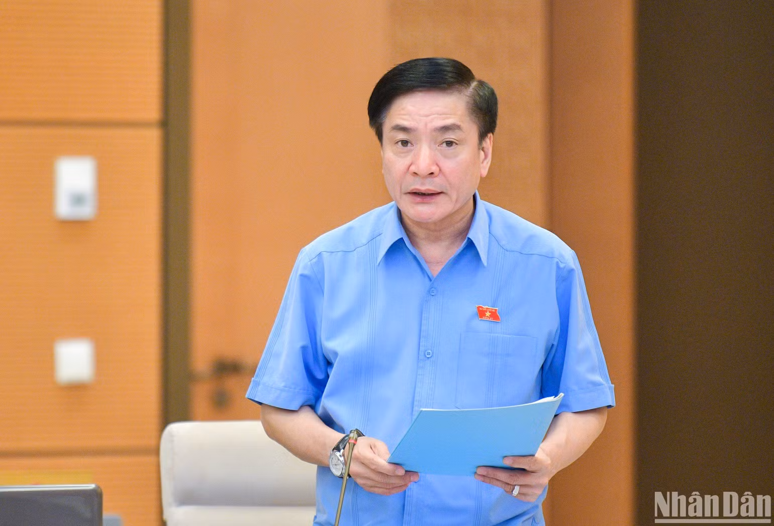 Tổng Thư ký Quốc hội, Chủ nhiệm Văn phòng Quốc hội Bùi Văn Cường báo cáo tại phiên họp. (Ảnh: DUY LINH) Tổng Thư ký Quốc hội, Chủ nhiệm Văn phòng Quốc hội Bùi Văn Cường báo cáo tại phiên họp. (Ảnh: DUY LINH)