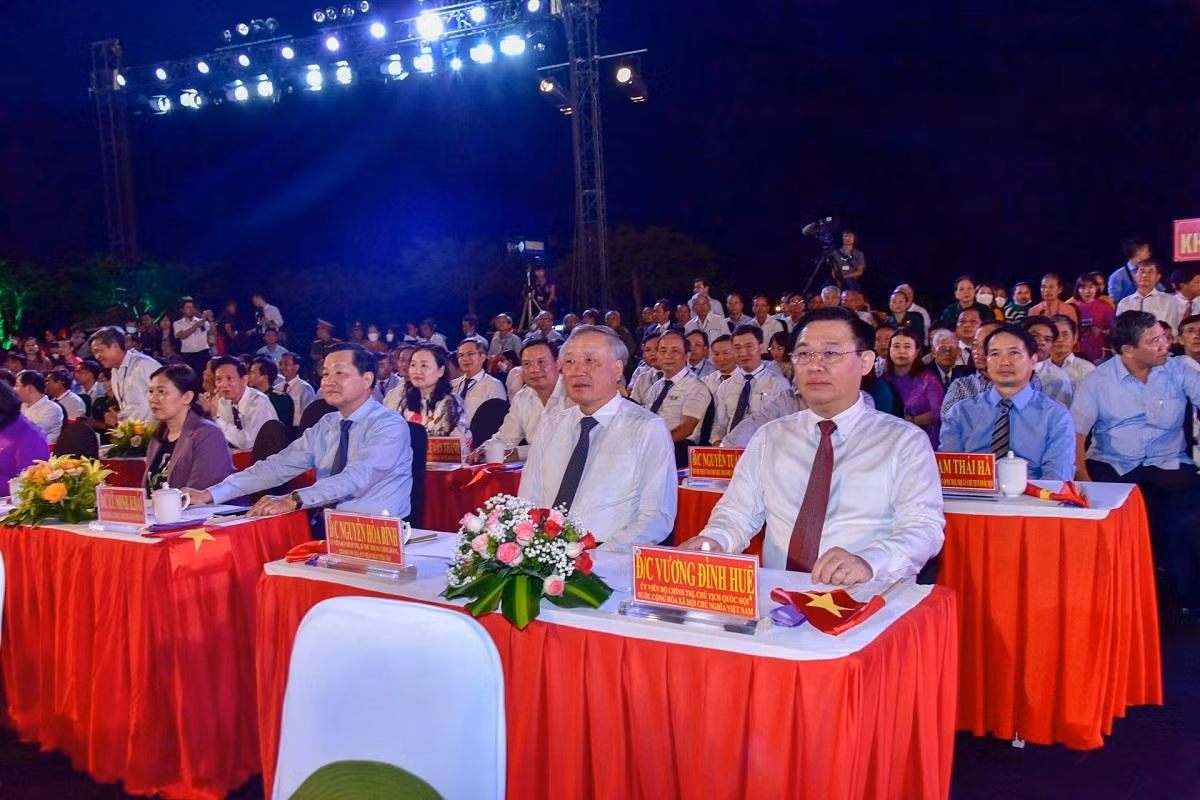 Chủ tịch Quốc hội Vương Đình Huệ và các đồng chí lãnh đạo Đảng, Nhà nước dự chương trình tại điểm cầu tỉnh Quảng Nam. (Ảnh: DUY LINH)