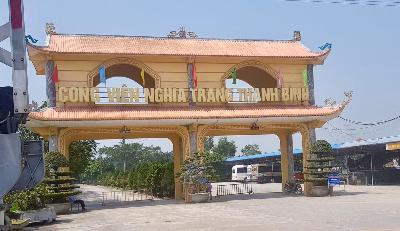 Cơ quan chức năng đã tiến hành khám xét nơi làm việc của ông Giao tại Công viên nghĩa trang Thanh Bình (xã Mỹ Thuận, huyện Mỹ Lộc, Nam Định). Cơ quan chức năng đã tiến hành khám xét nơi làm việc của ông Giao tại Công viên nghĩa trang Thanh Bình (xã Mỹ Thuận, huyện Mỹ Lộc, Nam Định).
