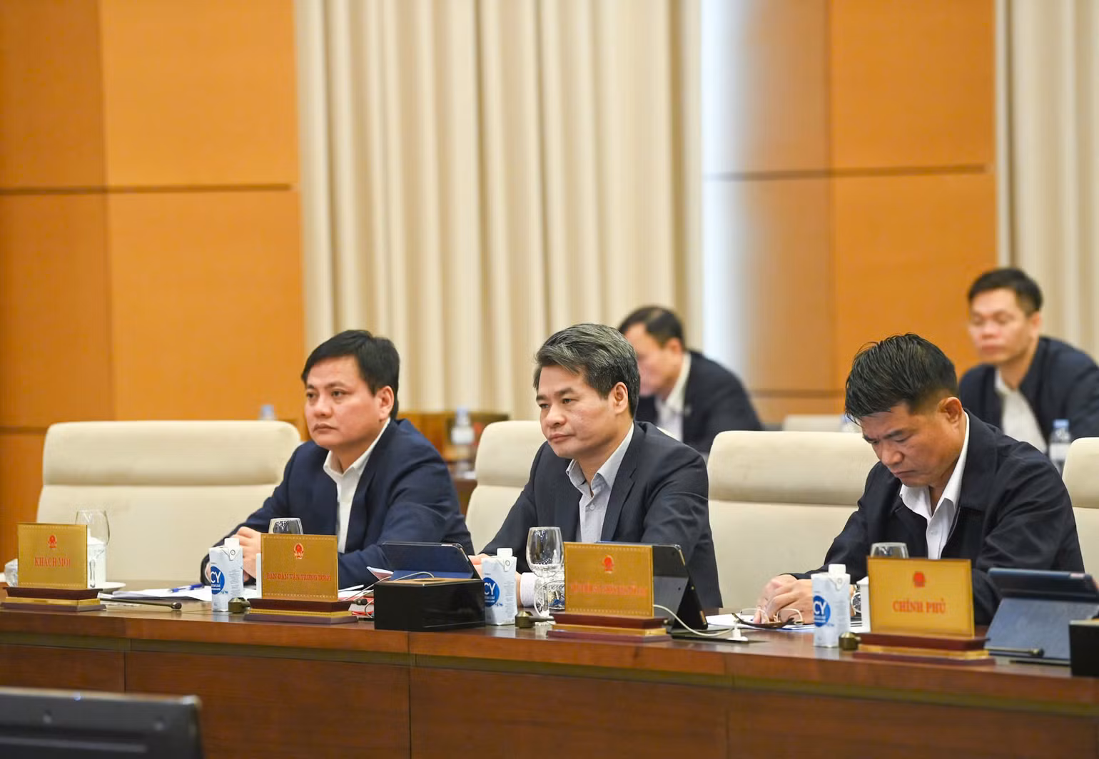 Các đại biểu dự phiên họp sáng 10/12. (Ảnh: DUY LINH)