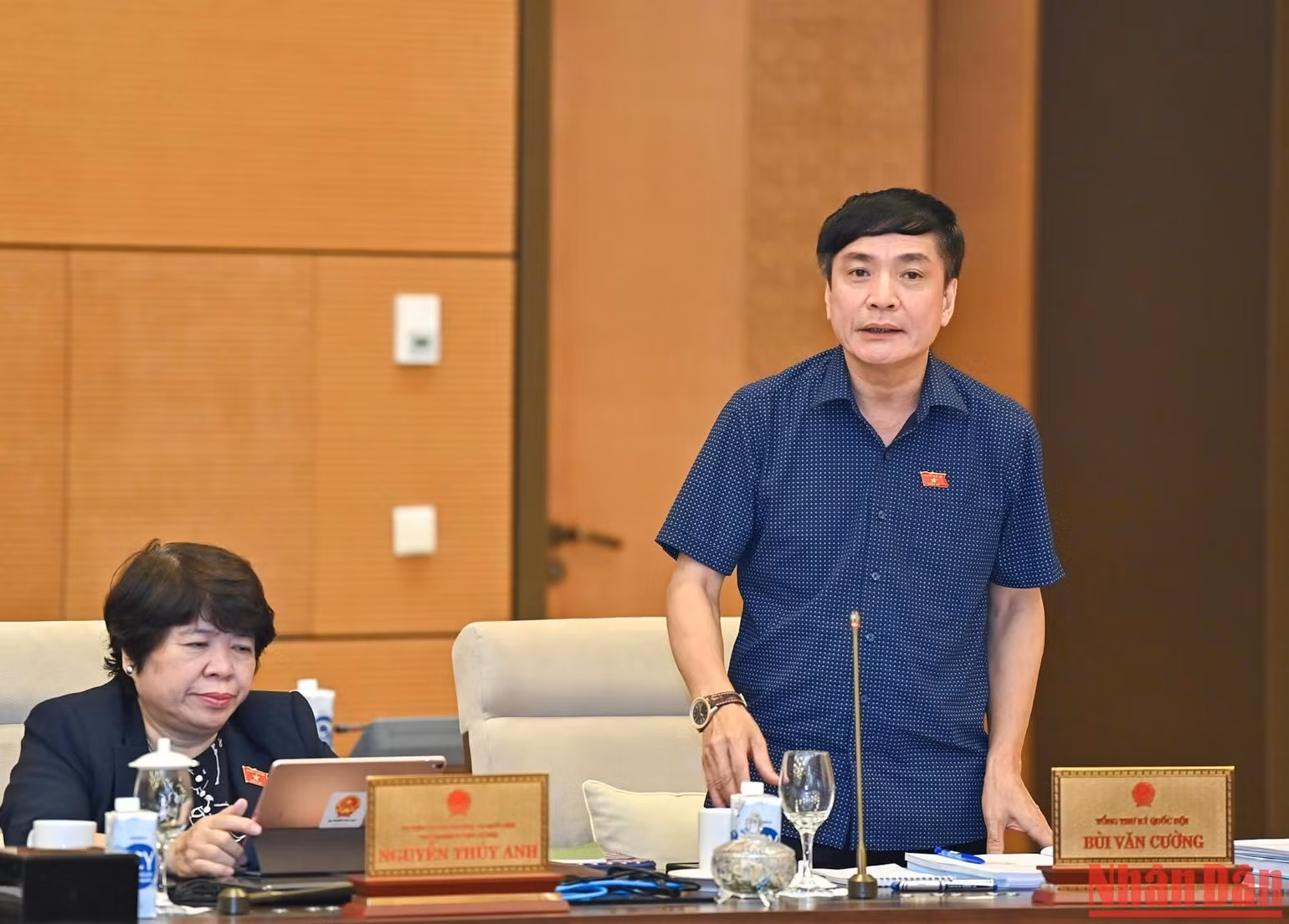 Tổng Thư ký Quốc hội, Chủ nhiệm Văn phòng Quốc hội Bùi Văn Cường phát biểu ý kiến tại phiên họp.