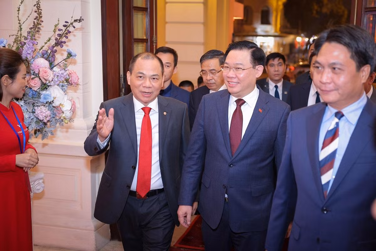 Chủ tịch Quốc hội Vương Đình Huệ (ở giữa) và ông Phạm Nhật Vượng, Chủ tịch Vingroup (bên trái) tiến vào khán phòng.