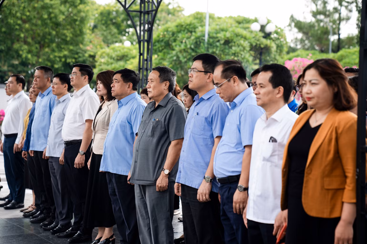 Đoàn công tác tri ân, tưởng nhớ các anh hùng liệt sĩ tại Nghĩa trang Liệt sĩ Quốc gia Đường 9, tỉnh Quảng Trị. (Ảnh: MINH SƠN)