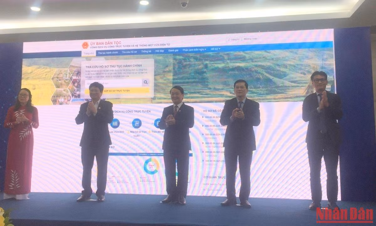 Lễ khởi động Cổng dịch vụ công trực tuyến (giai đoạn 1) của Ủy ban Dân tộc. Lễ khởi động Cổng dịch vụ công trực tuyến (giai đoạn 1) của Ủy ban Dân tộc.