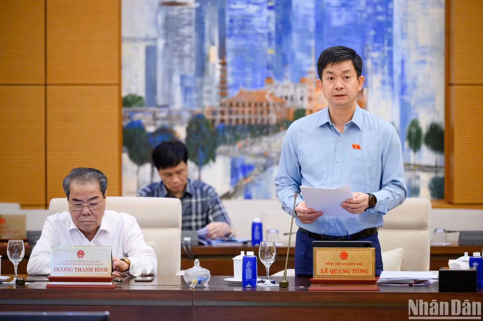 Tổng Thư ký Quốc hội, Chủ nhiệm Văn phòng Quốc hội Lê Quang Tùng báo cáo tại phiên họp. (Ảnh: DUY LINH)