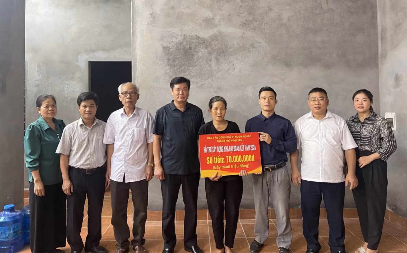 Ban Vận động Quỹ Vì người nghèo thành phố và phường Hội Hợp trao kinh phí hỗ trợ.