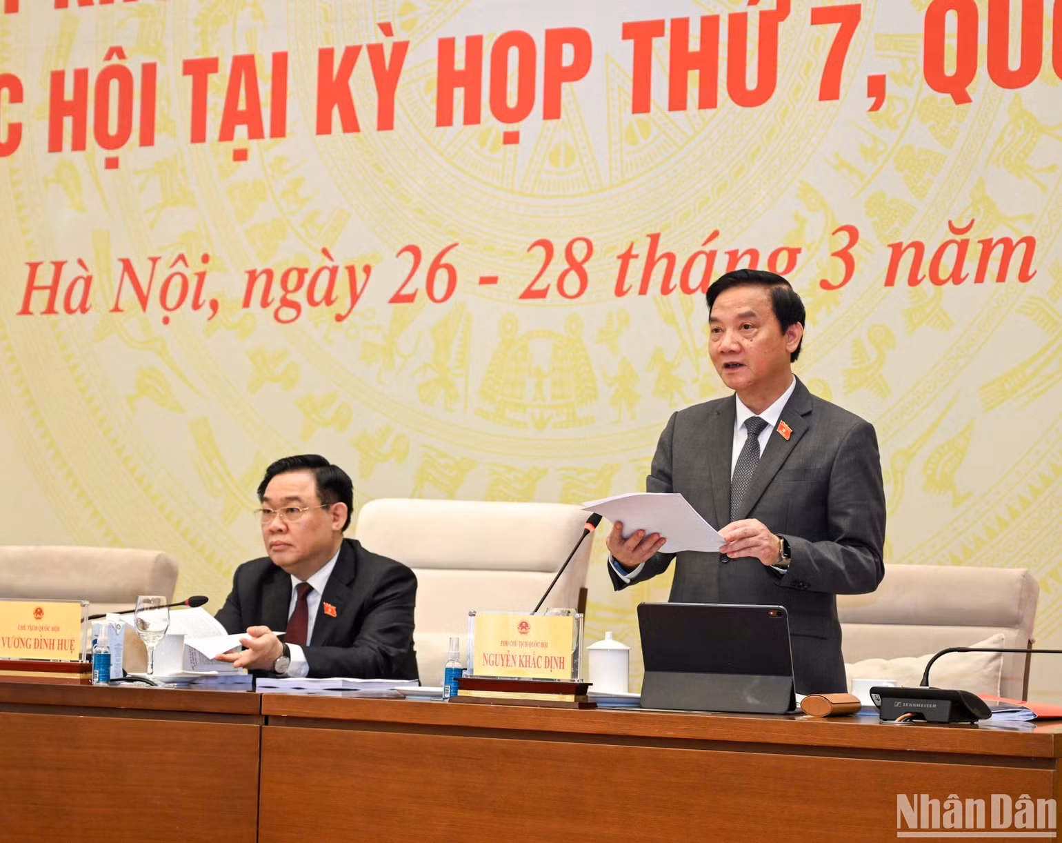 Phó Chủ tịch Quốc hội Nguyễn Khắc Định điều hành nội dung thảo luận sáng 27/3. (Ảnh: DUY LINH)
