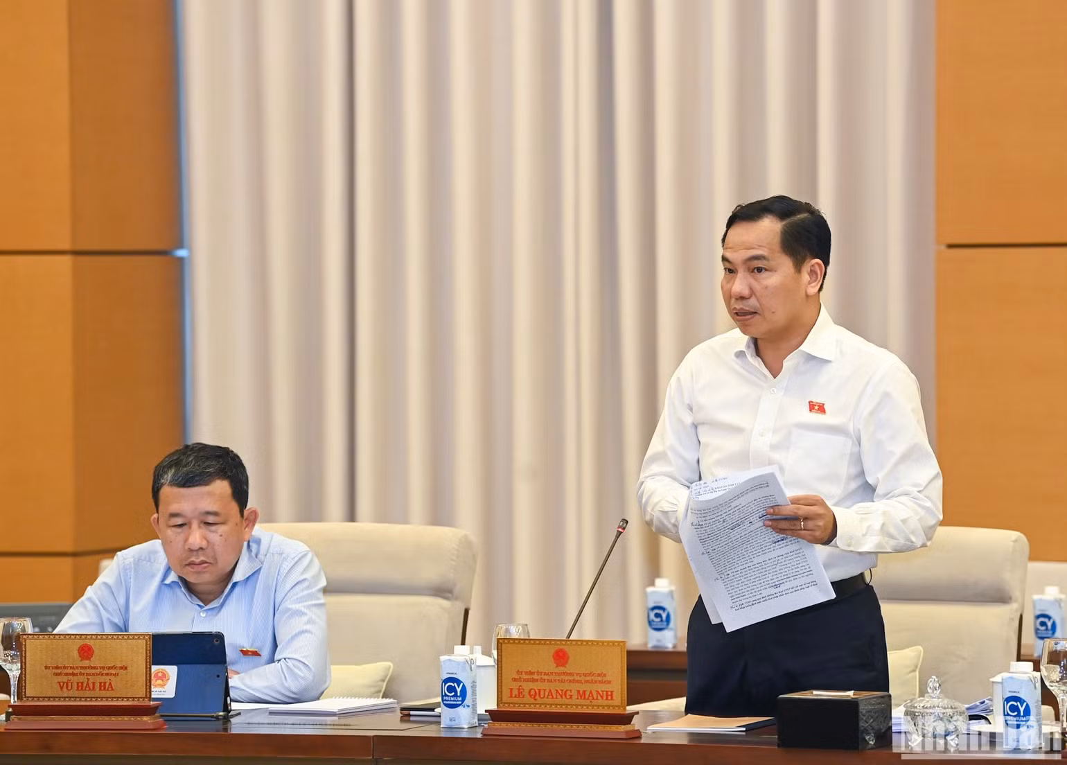 Chủ nhiệm Ủy ban Tài chính - Ngân sách của Quốc hội Lê Quang Mạnh trình bày báo cáo thẩm tra dự án Luật. (Ảnh: DUY LINH)