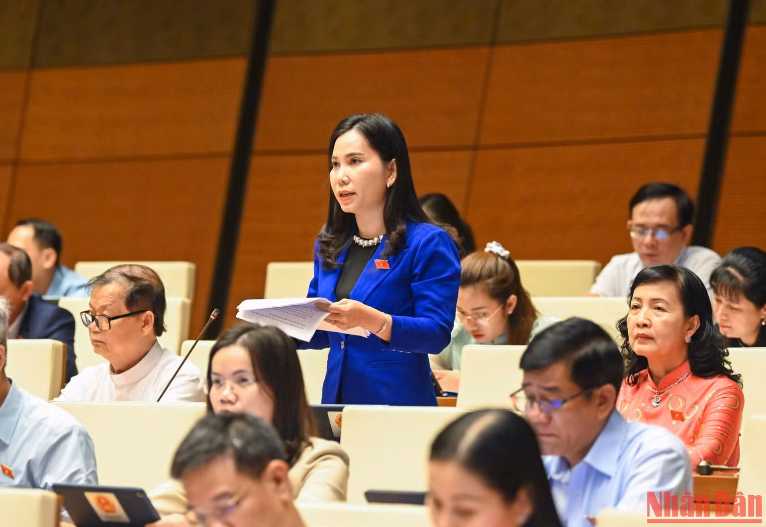 Đại biểu Lê Thị Ngọc Linh (đoàn Bạc Liêu) phát biểu tại phiên họp. (Ảnh: DUY LINH)