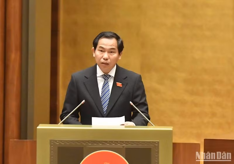 Chủ nhiệm Ủy ban Tài chính, Ngân sách của Quốc hội Lê Quang Mạnh trình bày báo cáo tiếp thu, giải trình tại phiên họp. (Ảnh: ĐĂNG KHOA)