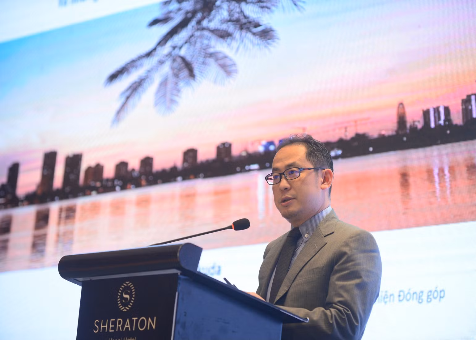 Ông Fukuda Koji, Cố vấn Trưởng, Dự án JICA SPI-NDC, trình bày xu hướng quốc tế về chuyển đổi xanh và tác động đến cộng đồng doanh nghiệp.