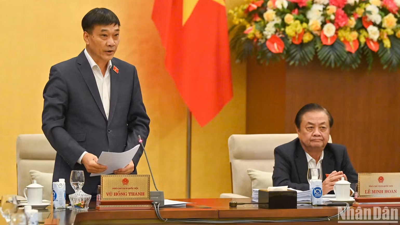 Phó Chủ tịch Quốc hội Vũ Hồng Thanh điều hành nội dung thảo luận. (Ảnh: DUY LINH)