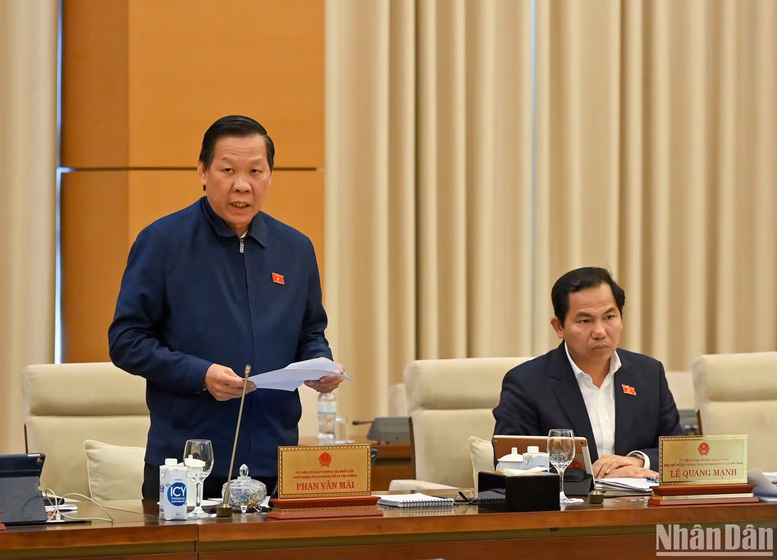 Chủ nhiệm Ủy ban Kinh tế và Tài chính Phan Văn Mãi báo cáo tóm tắt một số nội dung cơ bản trong giải trình, tiếp thu, chỉnh dự thảo Luật Thuế tiêu thụ đặc biệt (sửa đổi). (Ảnh: DUY LINH)