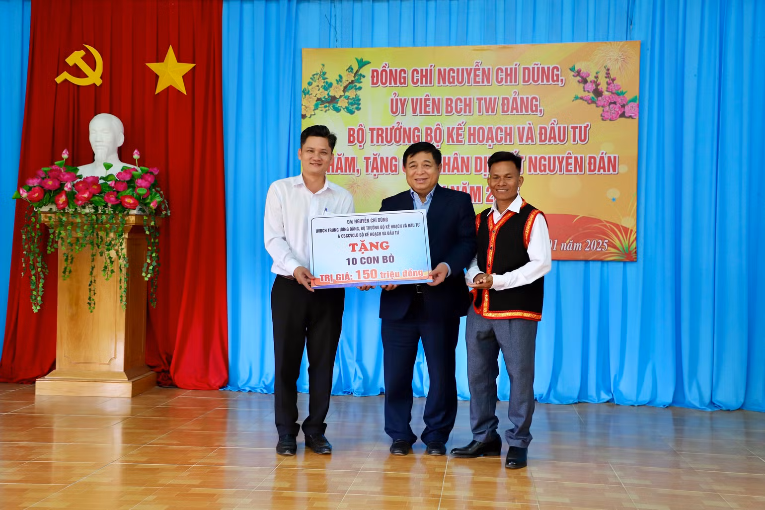 Bộ trưởng Nguyễn Chí Dũng tặng 10 con bò cho xã Ma Nới trị giá 150 triệu đồng.