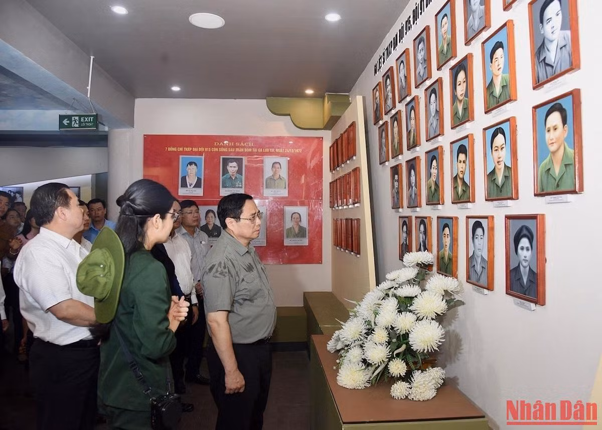 Thủ tướng Phạm Minh Chính thăm phòng trưng bày di ảnh 60 liệt sĩ thanh niên xung phong Đại đội 915. Thủ tướng Phạm Minh Chính thăm phòng trưng bày di ảnh 60 liệt sĩ thanh niên xung phong Đại đội 915.