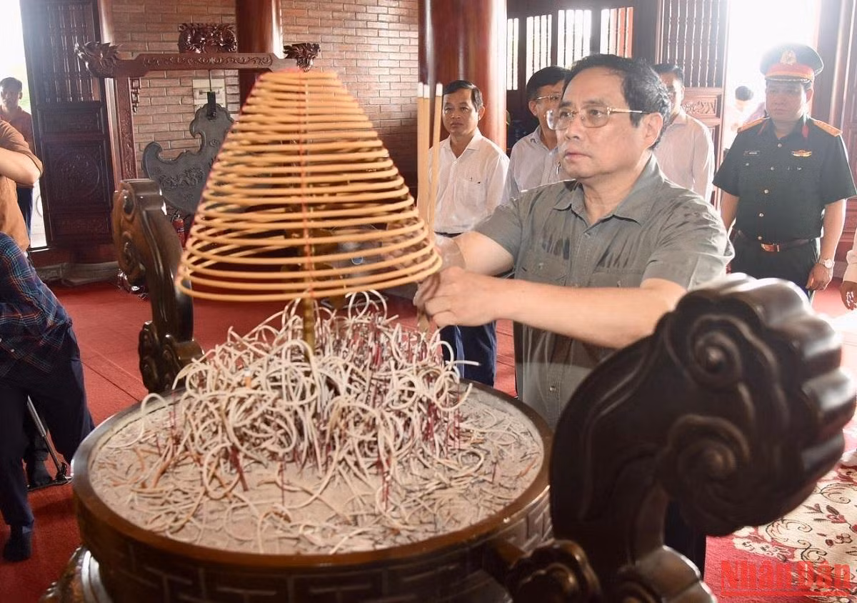 Thủ tướng Phạm Minh Chính dâng hương tưởng niệm các liệt sĩ. Thủ tướng Phạm Minh Chính dâng hương tưởng niệm các liệt sĩ.