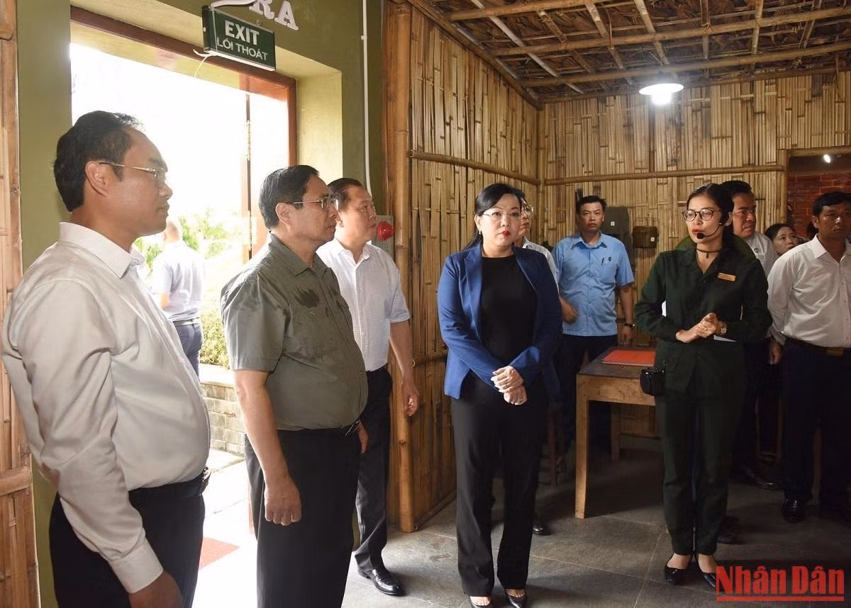 Thủ tướng Phạm Minh Chính nghe giới thiệu về phòng trưng bày tài liệu, hiện vật tại khu di tích. Thủ tướng Phạm Minh Chính nghe giới thiệu về phòng trưng bày tài liệu, hiện vật tại khu di tích.