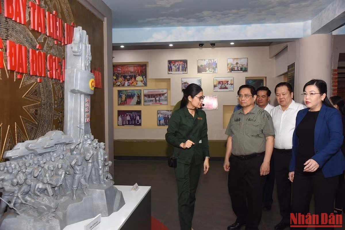 Thủ tướng Phạm Minh Chính thăm phòng trưng bày tài liệu, hiện vật về 60 liệt sĩ Thanh niên xung phong Đại đội 915. Thủ tướng Phạm Minh Chính thăm phòng trưng bày tài liệu, hiện vật về 60 liệt sĩ Thanh niên xung phong Đại đội 915.