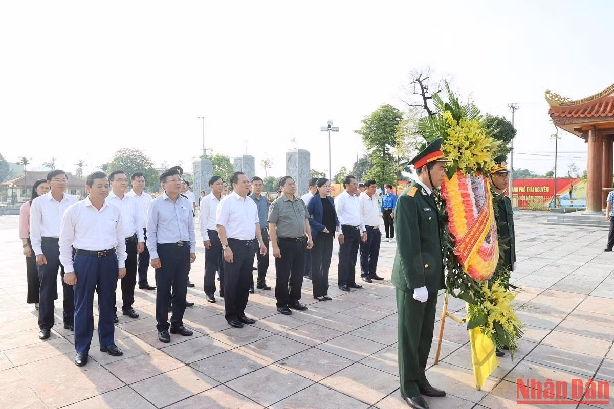 Thủ tướng Phạm Minh Chính dâng hoa tưởng niệm các liệt sĩ thanh niên xung phong Đại đội 915. Thủ tướng Phạm Minh Chính dâng hoa tưởng niệm các liệt sĩ thanh niên xung phong Đại đội 915.