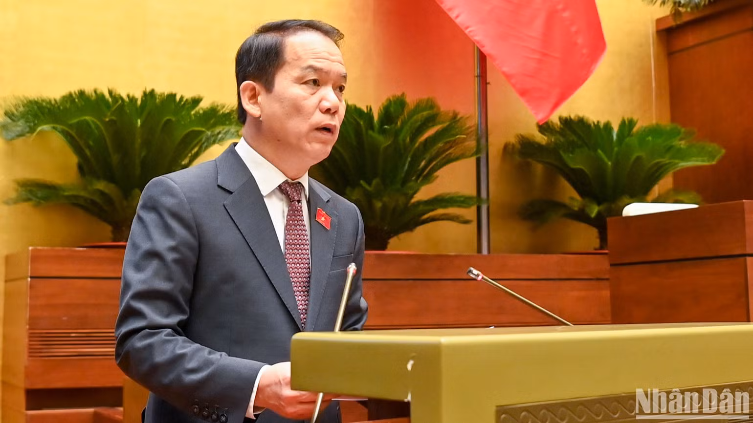Chủ nhiệm Ủy ban Pháp luật Hoàng Thanh Tùng trình bày Báo cáo giải trình, tiếp thu, chỉnh lý dự thảo Luật Công chứng (sửa đổi). (Ảnh: DUY LINH) Chủ nhiệm Ủy ban Pháp luật Hoàng Thanh Tùng trình bày Báo cáo giải trình, tiếp thu, chỉnh lý dự thảo Luật Công chứng (sửa đổi). (Ảnh: DUY LINH)