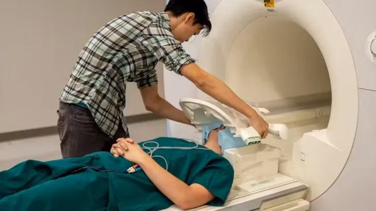 Thành viên nhóm nghiên cứu chuẩn bị thu thập dữ liệu hoạt động não bộ của tình nguyện viên thông qua máy quét fRMI. (Ảnh: Đại học Texas) Thành viên nhóm nghiên cứu chuẩn bị thu thập dữ liệu hoạt động não bộ của tình nguyện viên thông qua máy quét fRMI. (Ảnh: Đại học Texas)