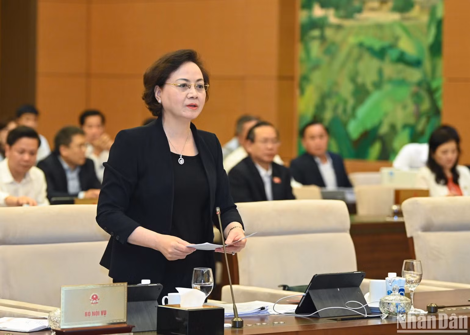 Bộ trưởng Nội vụ Phạm Thị Thanh Trà báo cáo tóm tắt về việc thành lập, nhập, điều chỉnh địa giới đơn vị hành chính của 10 tỉnh. (Ảnh: DUY LINH)