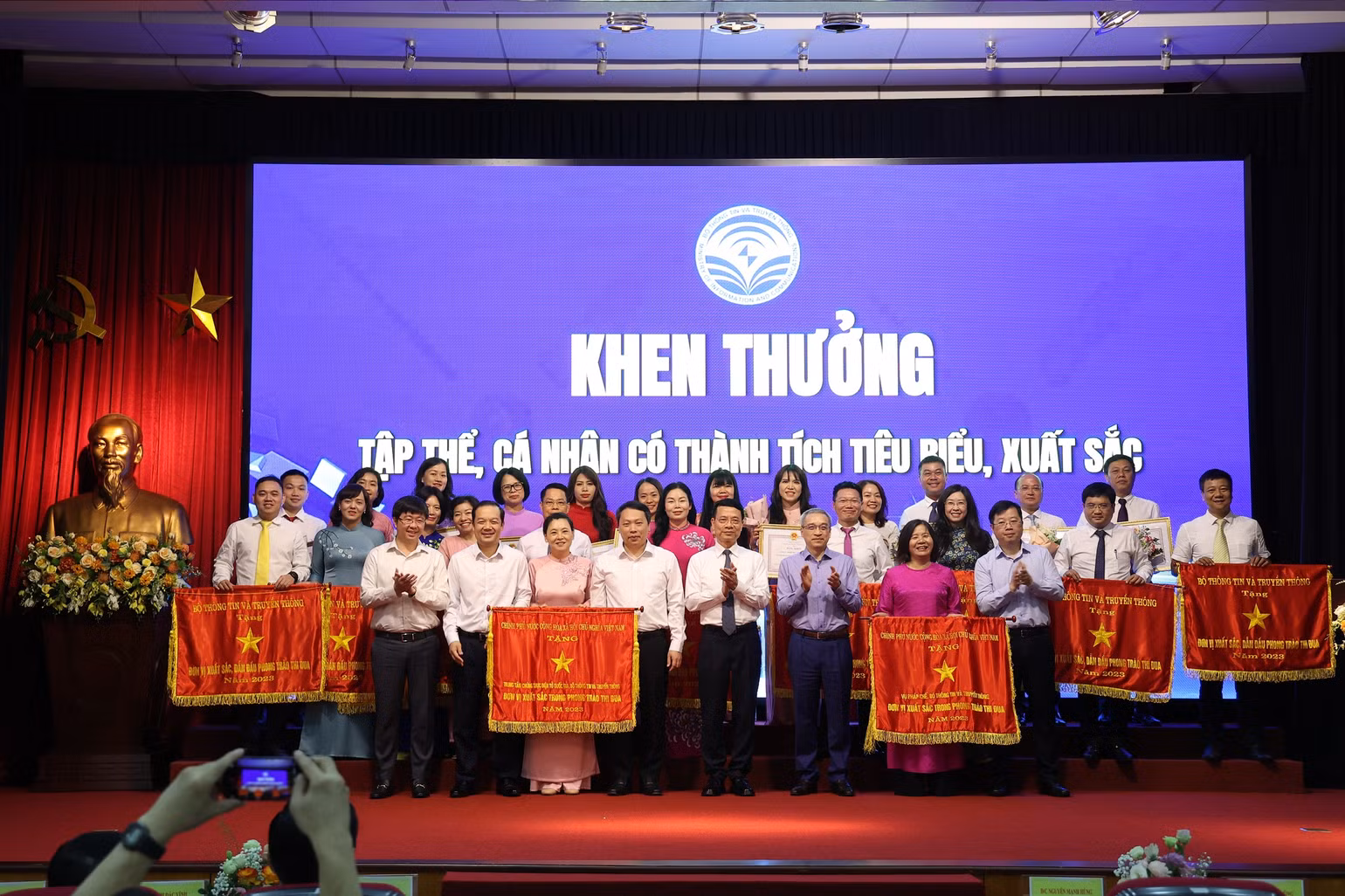 Lãnh đạo Bộ Thông tin và Truyền thông chụp ảnh cùng các tập thể, cá nhân được nhận Cờ thi đua, Bằng khen tại hội nghị.